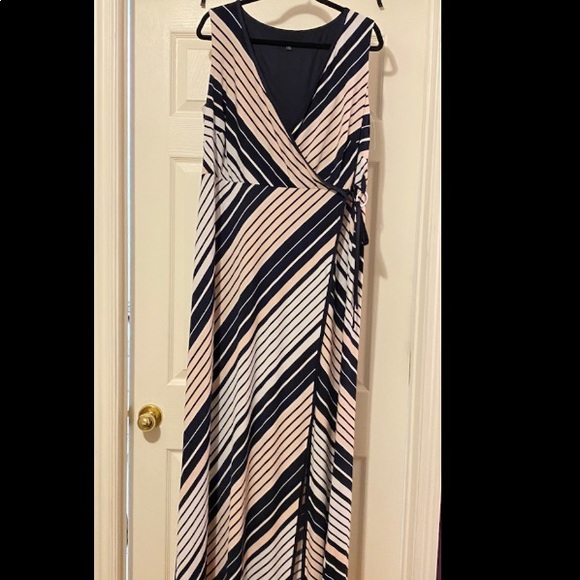 Dresses & Skirts - 5/$20 Flowy wrap dress